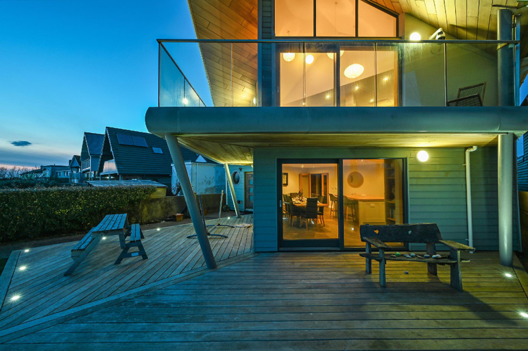 Exterior & Views