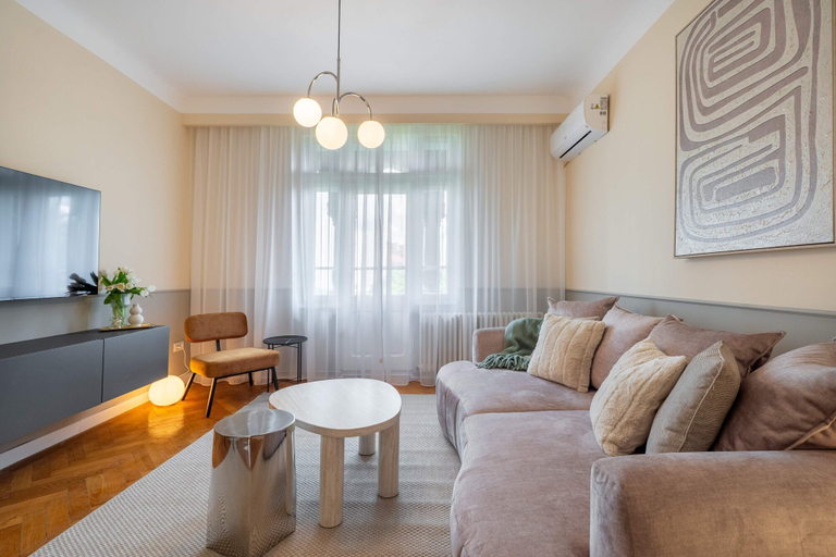 Others 5, Romanian Athenaeum Flat - Refined 3BR Steps from Calea Victoriei, Municipiul Bucuresti