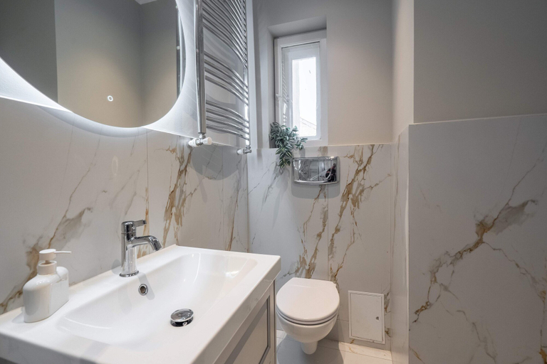 Bathroom 2, Romanian Athenaeum Flat - Refined 3BR Steps from Calea Victoriei, Municipiul Bucuresti