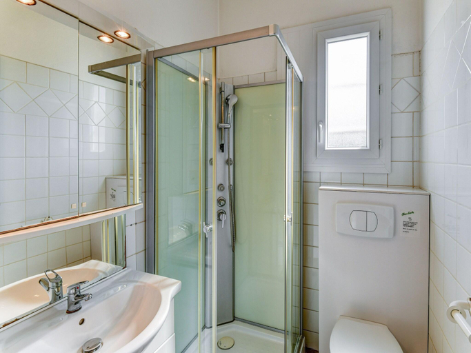 Bathroom 3, Gite in a holiday park with pool, Charente-Maritime