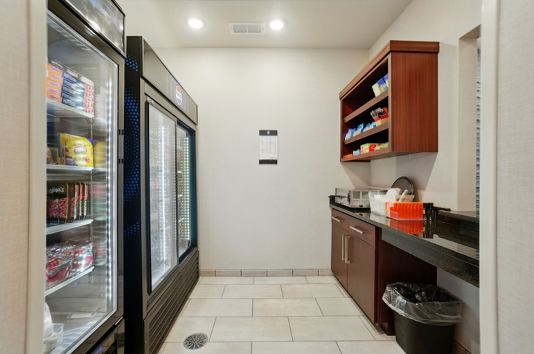 Food & Drinks 5, Cobblestone Hotel & Suites-RussellsPoint, Logan