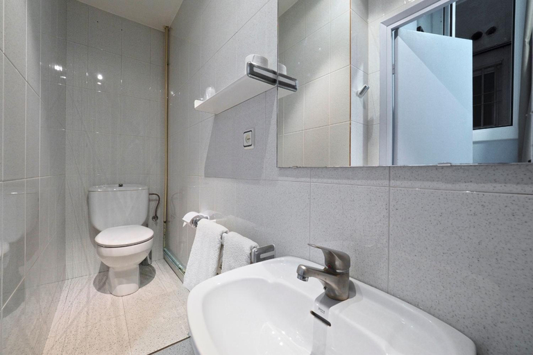 Bathroom 5, Pension Peiro, Barcelona