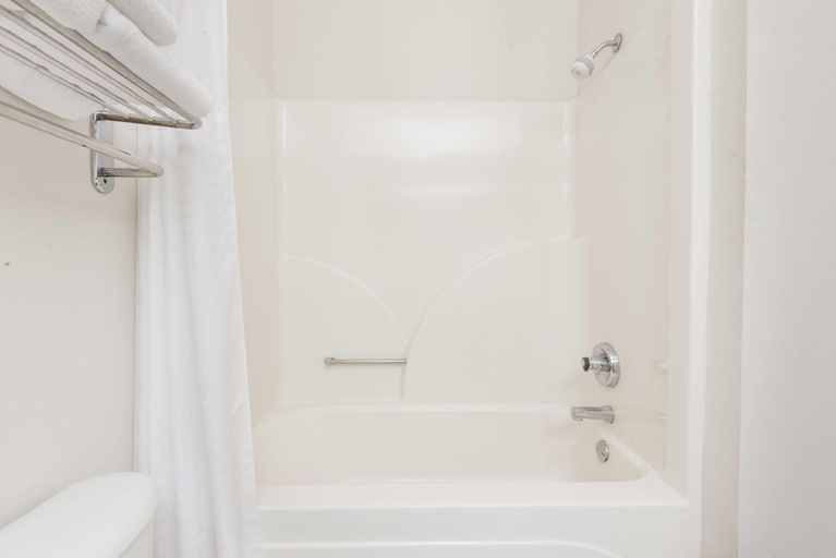 Bathroom 4, Days Inn by Wyndham Montgomery, Montgomery