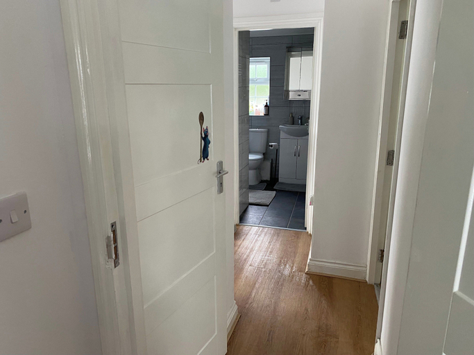Bathroom 2, Slough - Sleeps 3 - Petfriendly - Riverside - Bay, Slough