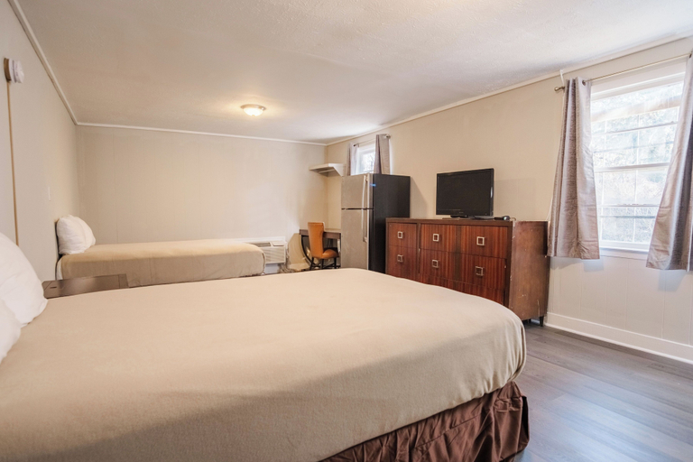 Bedroom 5, Thunderbird Motel, Chatham