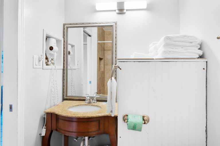Bathroom, Top of the Gulf 208, Bay
