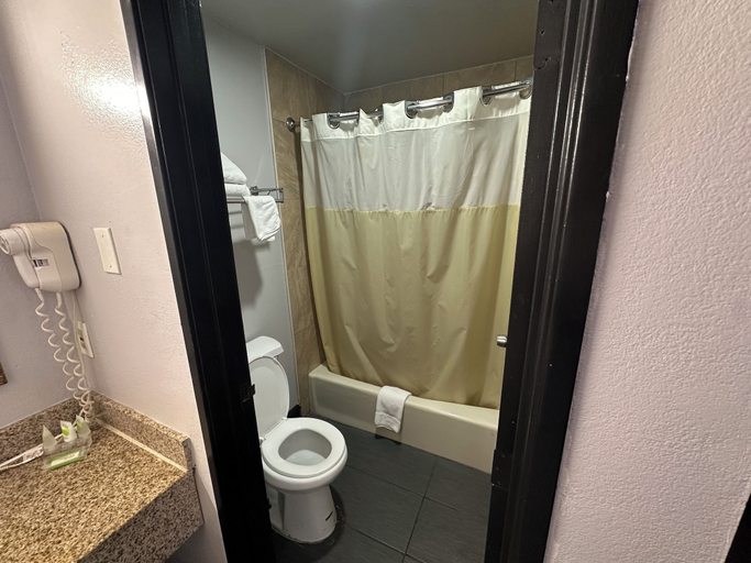 Bathroom 3, Crossroads Inn - Downtown Sacramento, Sacramento