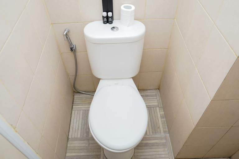 Bathroom 2, Comfy and Modern Studio at Serpong Greenview Apartment, South Tangerang