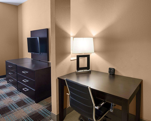 Bedroom 3, Comfort Suites Houston West at Clay Road, Houston