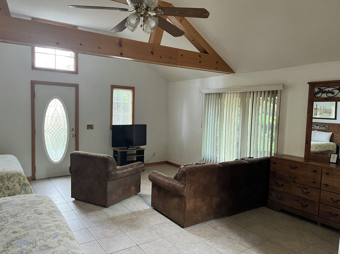 Others 5, M22 Inn Suttons Bay, Leelanau