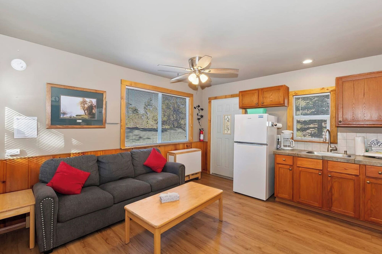 Others 5, Tranquil 2-Bedroom Retreat, San Bernardino