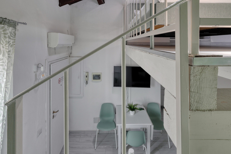 Others 4, Inviting studio near the city centre, Milano
