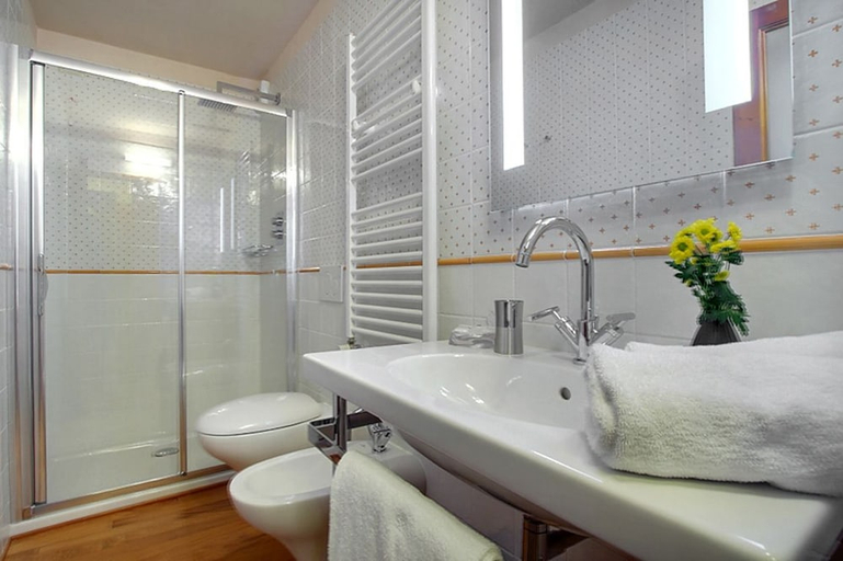 Bathroom 2, Puccini Apartments, Florence