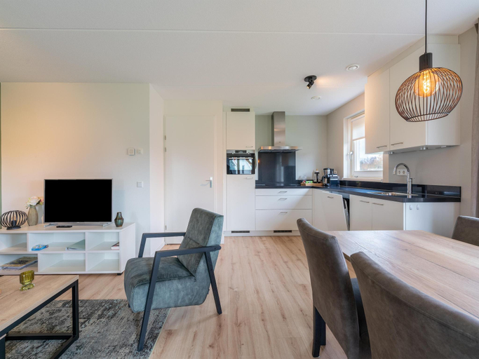 Others 4, Cozy Retreat with parking, Tholen