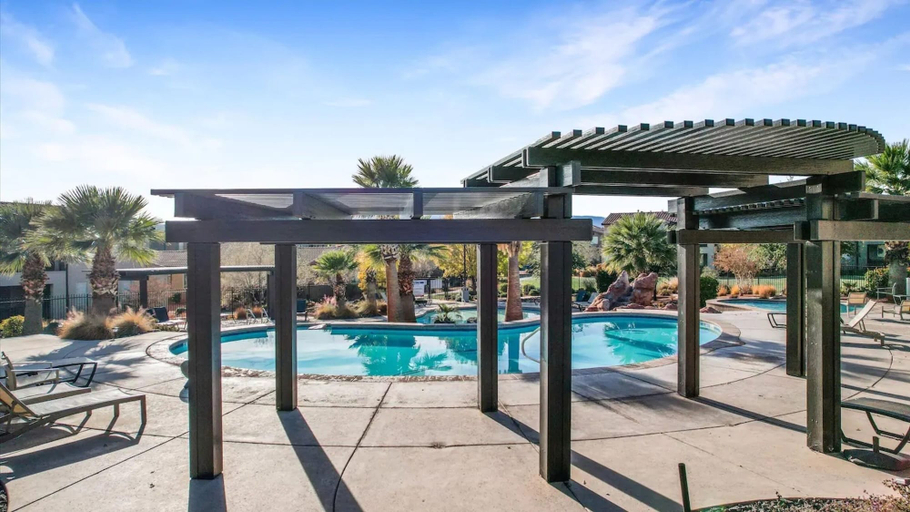 Others 4, Entire Home Paradise Pools 2 King Suites, Washington