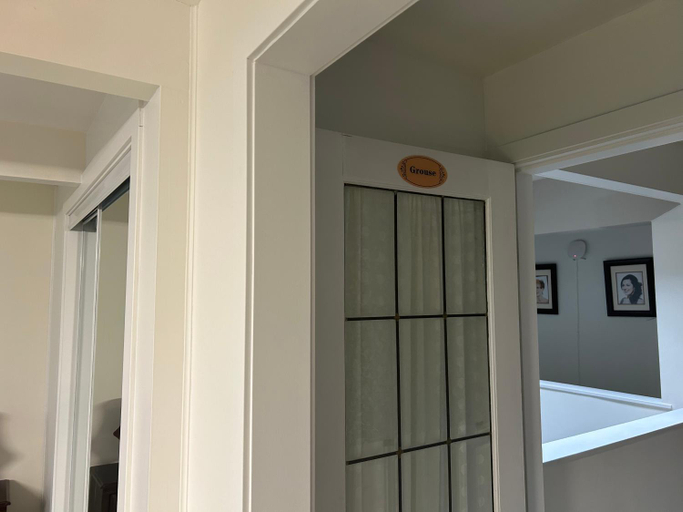 Others 4, Grouse Cheerful large private bedroom, bath, shared deck, pool, hot tub, Greater Vancouver