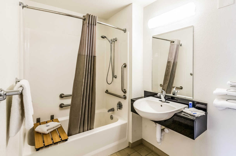 Bathroom 4, Rodeway Inn Winston Salem Route 52, Forsyth