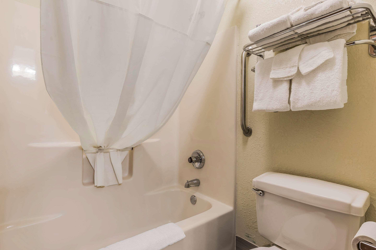 Bathroom 5, Quality Inn Sycamore - DeKalb, De Kalb