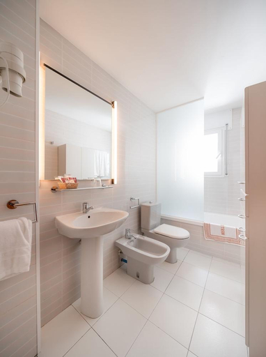 Bathroom 5, Aparthotel Bertran, Barcelona