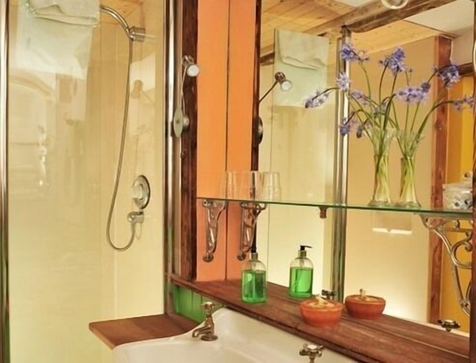 Bathroom 4, Alnwick Lodge, Northumberland
