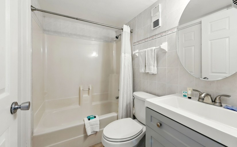 Bathroom 4, Beacher's Lodge Oceanfront Suites, Saint Johns