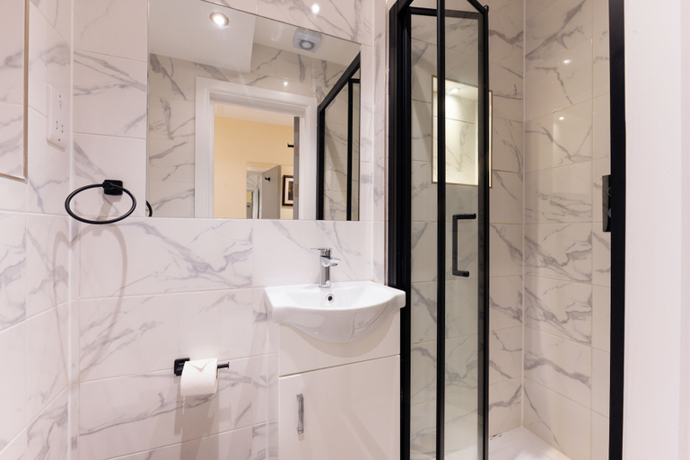 Bathroom 4, Belmont Hotel, London
