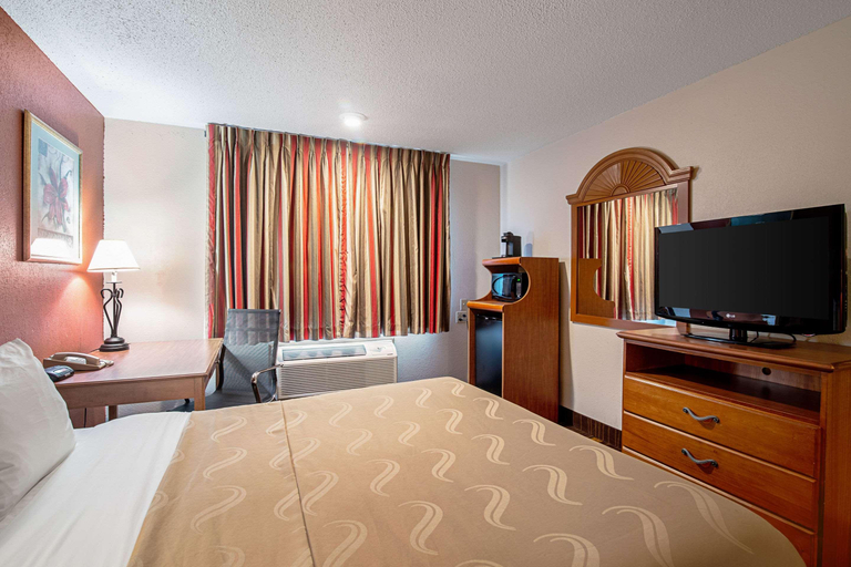 Bedroom 3, Quality Inn Aberdeen, Brown