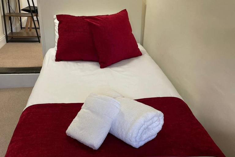 Room 4, Chatham Home - Sleeps 6 - Close to Station - Wifi, Medway