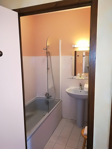 Bathroom 2, Hostellerie Saint Martin- Logis Hotel et Restaurant, Calvados