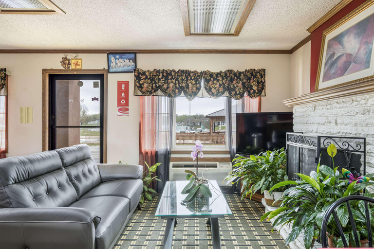 Public Area 2, Econo Lodge Cameron Area, De Kalb