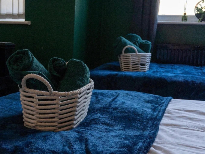 Room 2, 2-bed - Sleeps 4 - Pet Friendly & Free Parking, Bolton