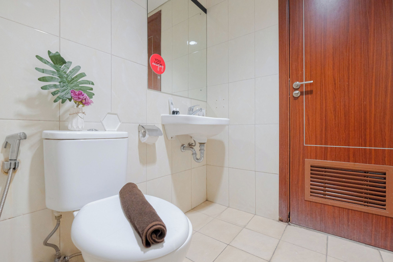 Bathroom 3, Cozy and Sweet 2BR Apartment at Vittoria Residence, West Jakarta