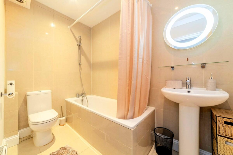 Bathroom, Comfy 2 Bed Apt with Garden,Battersea Central LDN, London