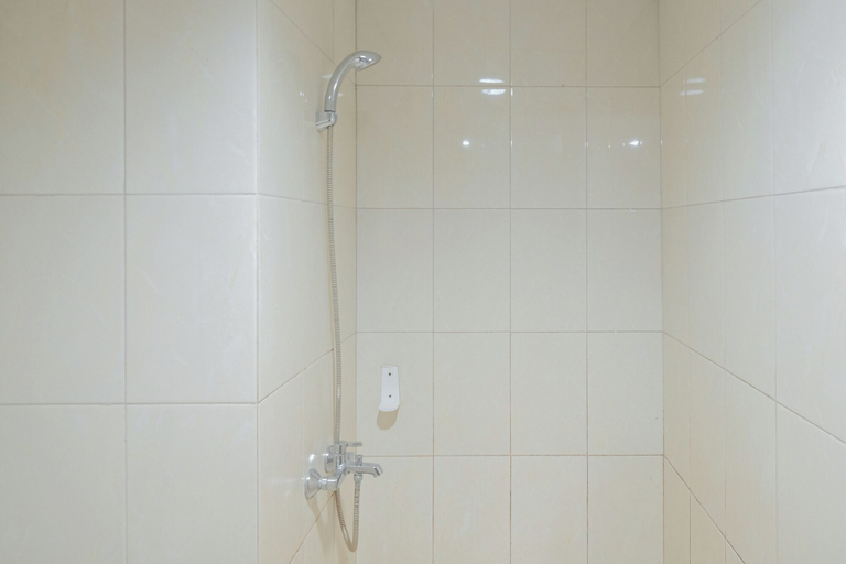 Bathroom, Well Designed and Warm 2BR Apartment at Vittoria Residence, West Jakarta
