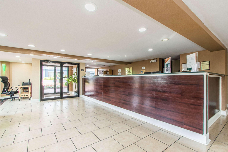 Public Area 2, Quality Inn Commerce at I-85, Banks