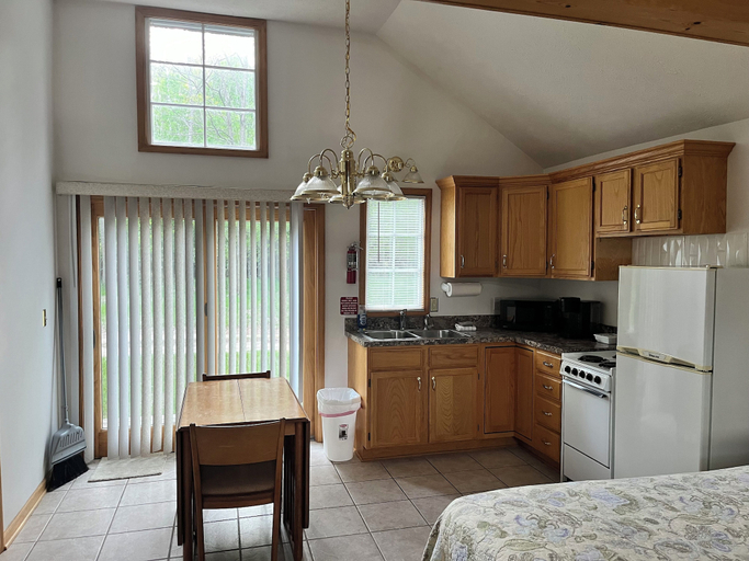 Others 4, M22 Inn Suttons Bay, Leelanau