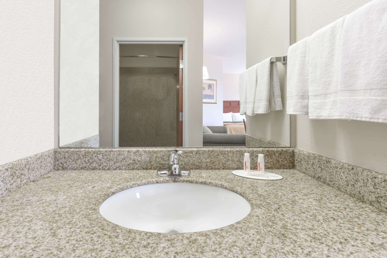 Bathroom 3, Super 8 by Wyndham Alvarado, Johnson
