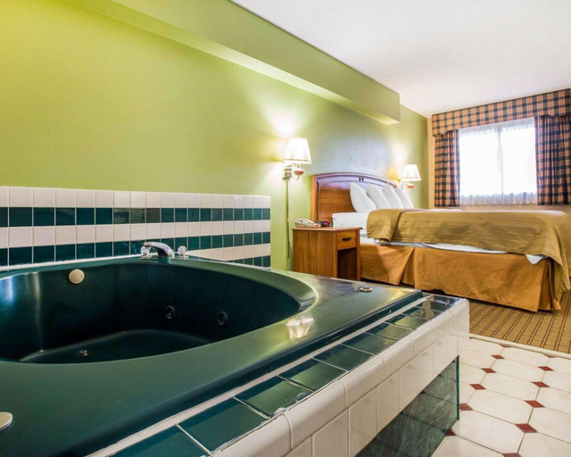 Bathroom 5, Quality Inn & Suites Dublin, Laurens