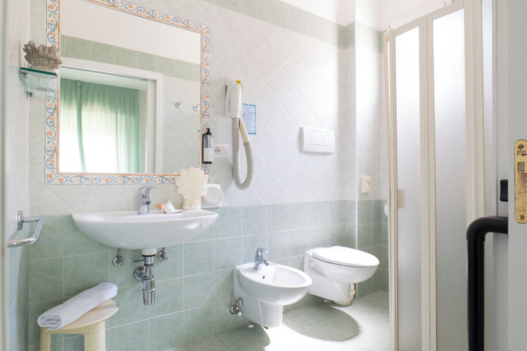 Bathroom 4, Hotel Negresco, Rimini