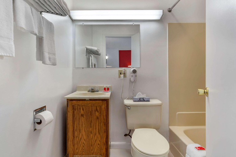 Bathroom 4, Econo Lodge Lee - Great Barrington, Berkshire