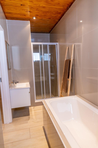 Bathroom 4, Out of Africa Town Lodge, Otjiwarongo