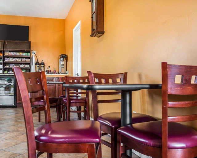 Food & Drinks 5, Econo Lodge Inn & Suites North Syracuse Airport, Onondaga