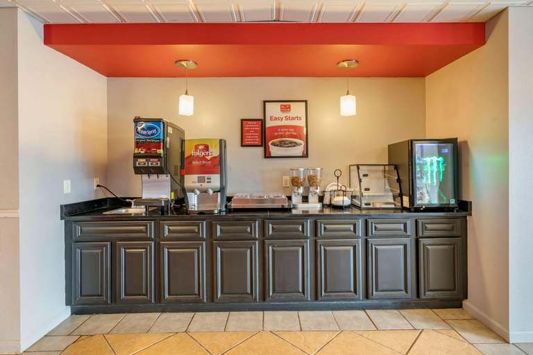 Food & Drinks 5, Econo Lodge Inn & Suites Granite City, Madison