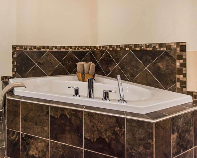 Bathroom 5, Quality Inn, Westmorland