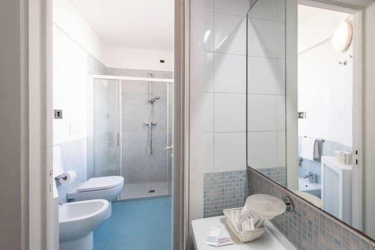 Bathroom 5, Hotel Albània, Lecce