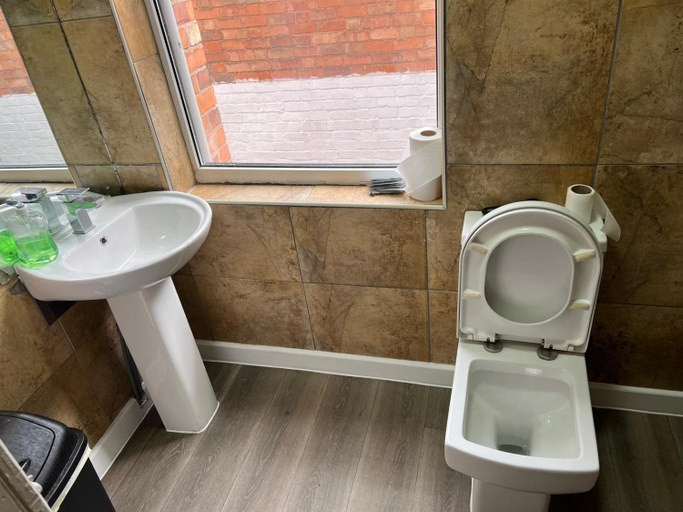 Bathroom 3, Campbells Guest House, Leicester
