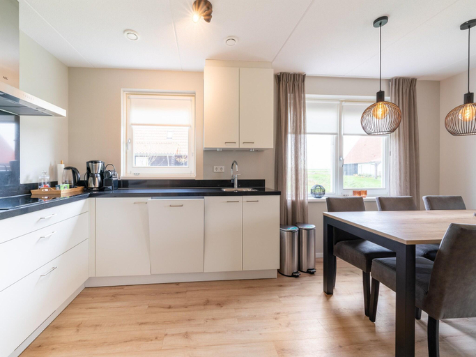 Others 4, Cozy Retreat with parking, Tholen