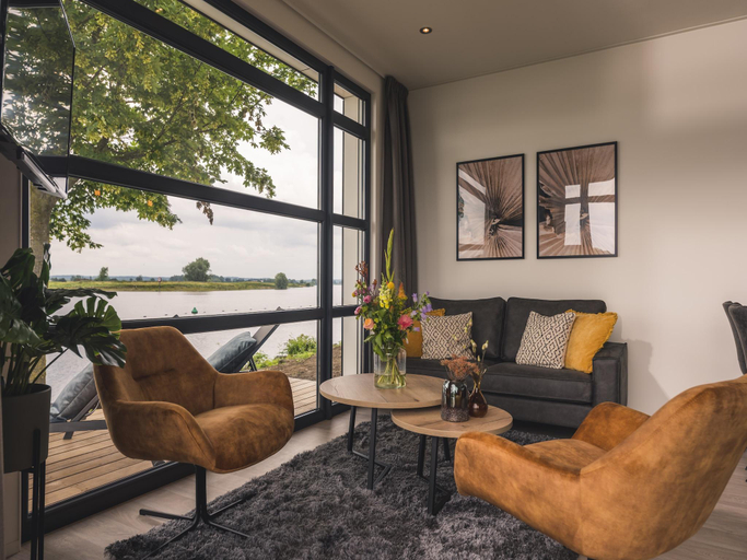 Others 5, Cozy Riverside Escape, Buren