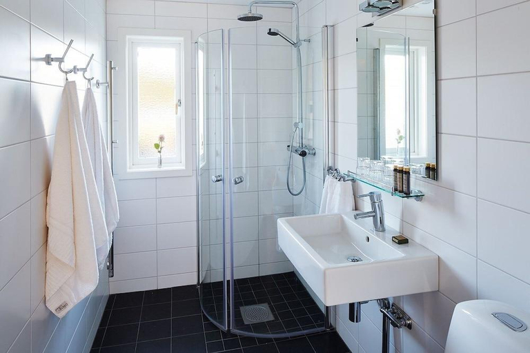 Bathroom 4, Hallsnas Hotell & Restaurang, Härryda