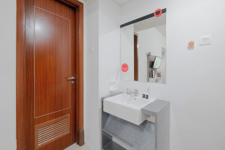 Bathroom 3, Minimalist and Well Designed 2BR Apartment with Extra Room at Vittoria Residence, West Jakarta